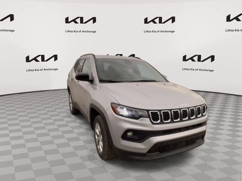 Used 2024 Jeep Compass Latitude AWD/4WD image 4