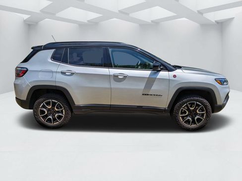 Used 2025 Jeep Compass Trailhawk AWD/4WD image 2