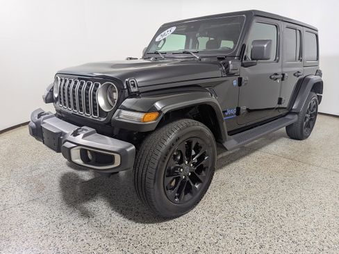 Used 2025 Jeep Wrangler Unlimited Sahara AWD/4WD image 3