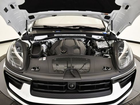 Certified 2026 Porsche Macan AWD/4WD image 13