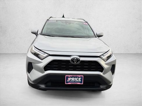 Used 2025 Toyota RAV4 XLE AWD/4WD image 2