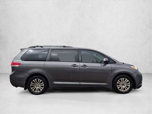 Used 2013 Toyota Sienna XLE FWD image 4