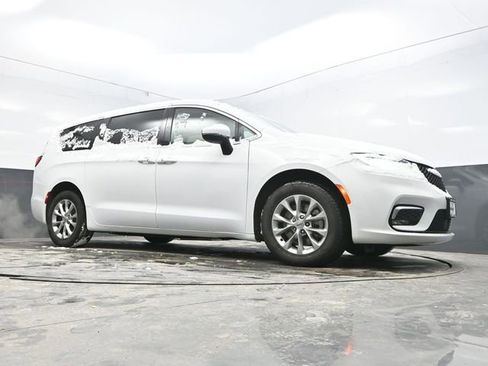 Used 2023 Chrysler Pacifica Touring-L image 31