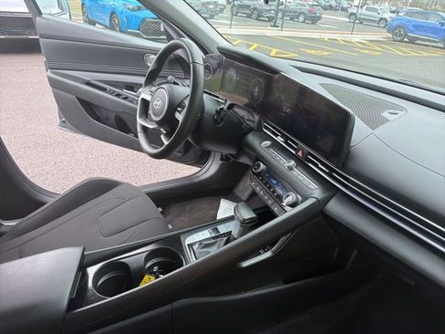 Used 2025 Hyundai Elantra SEL image 21