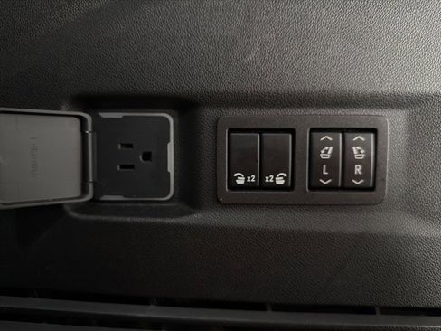 Used 2023 GMC Yukon AT4 w/ Technology Package image 11