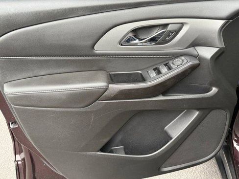 Used 2023 Chevrolet Traverse LT image 18