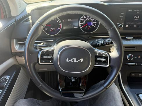 Used 2023 Kia Carnival LX FWD image 12