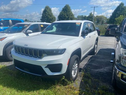 Used 2025 Jeep Grand Cherokee Laredo w/ Luxury Tech Group I AWD/4WD image 3