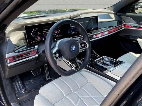 Used 2025 BMW 750e xDrive AWD/4WD image 8