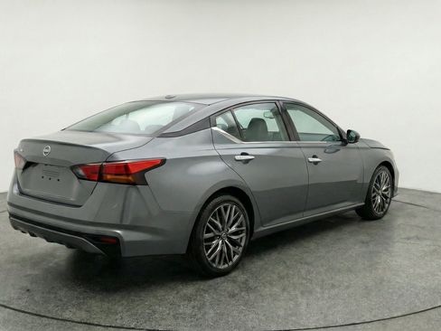 Used 2025 Nissan Altima 2.5 SV FWD image 9
