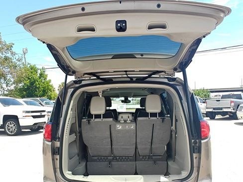 Used 2017 Chrysler Pacifica Touring-L FWD image 7