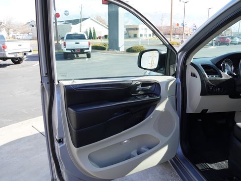 Used 2017 Dodge Grand Caravan SE w/ UConnect Hands-Free Group image 18