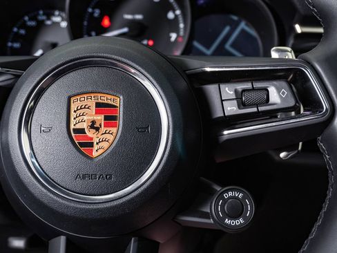 Certified 2026 Porsche Macan AWD/4WD image 19