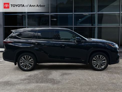 Used 2024 Toyota Highlander Platinum AWD/4WD image 5