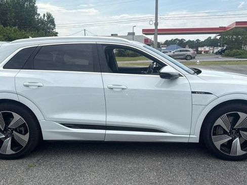 Used 2019 Audi e-tron Prestige w/ Prestige Package AWD/4WD image 4