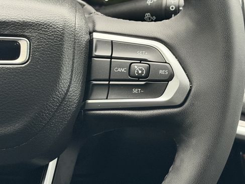 Used 2025 Jeep Compass Latitude AWD/4WD image 17