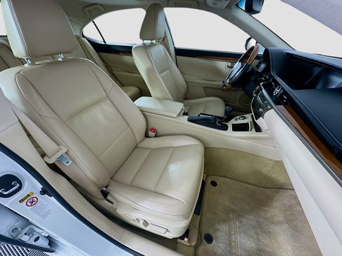 Used 2013 Lexus ES 300h w/ Luxury Pkg FWD image 32