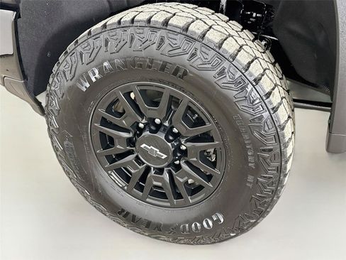Used 2025 Chevrolet Silverado 2500 ZR2 w/ Technology Package AWD/4WD image 34