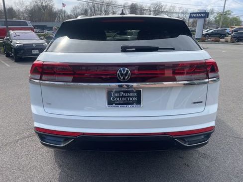 Certified 2025 Volkswagen Atlas Cross Sport SE image 3