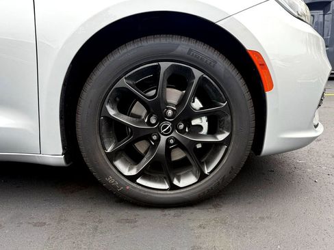 New 2026 Chrysler Pacifica Limited w/ Uconnect Theater Family Group image 11