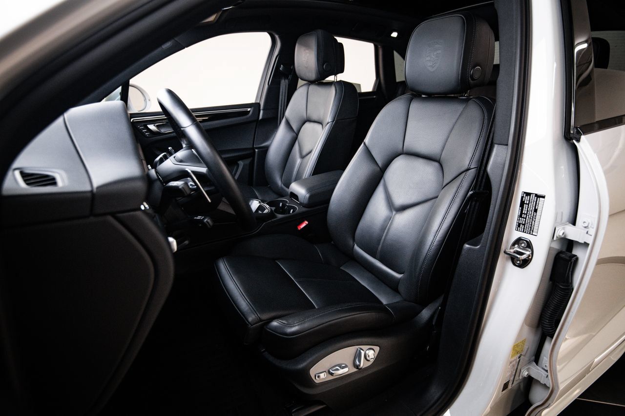 Certified 2023 Porsche Macan AWD/4WD image 5