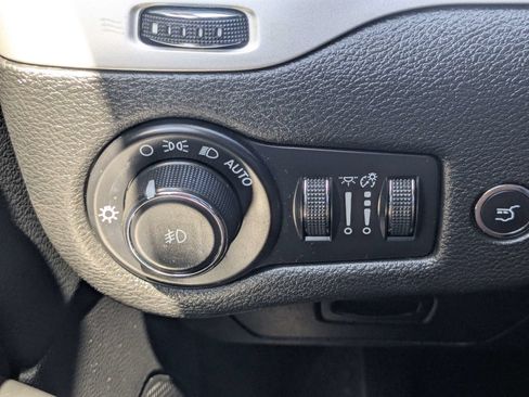 Used 2018 Jeep Cherokee Latitude Plus w/ Comfort/Convenience Group FWD image 29