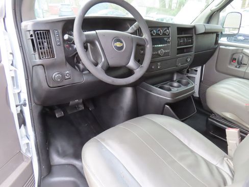 Used 2015 Chevrolet Express 2500 image 9