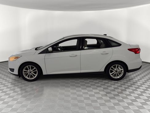 Used 2016 Ford Focus SE FWD image 2