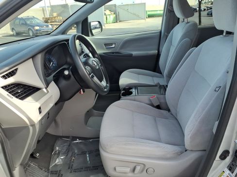 Certified 2020 Toyota Sienna LE w/ Carpet Mat Package image 16