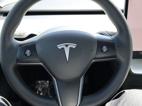 Used 2023 Tesla Model Y Long Range image 32