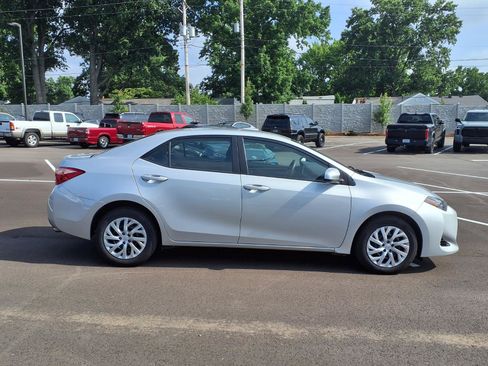 Used 2018 Toyota Corolla LE FWD image 2