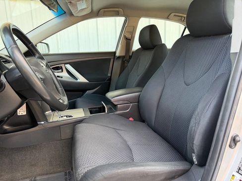 Used 2010 Toyota Camry SE FWD image 12