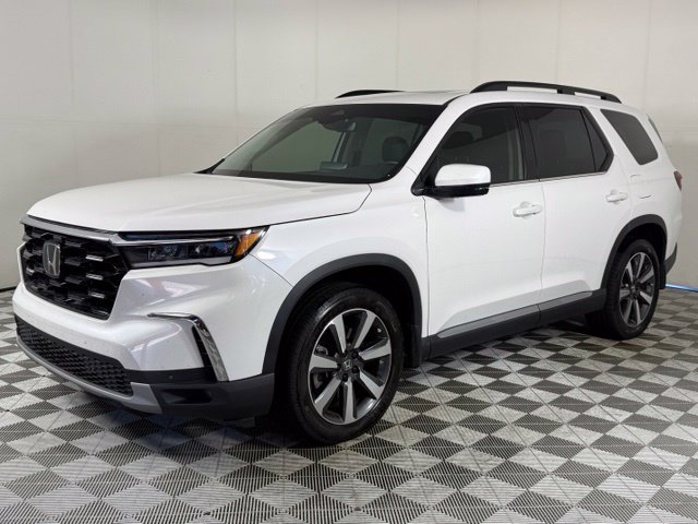 Used 2025 Honda Pilot Touring image 3