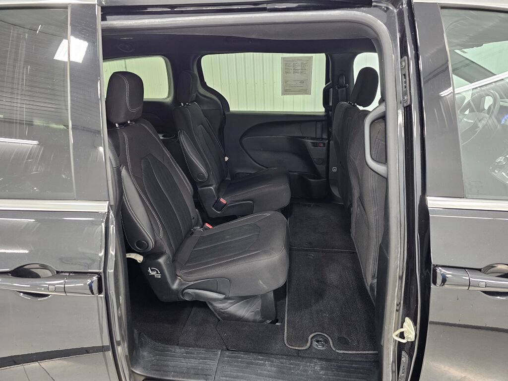 Used 2023 Chrysler Pacifica Touring FWD image 19