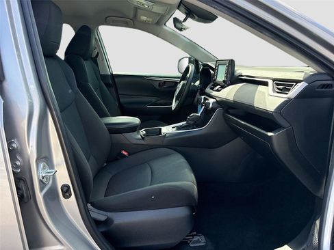 Used 2021 Toyota RAV4 LE image 29