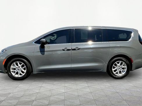 Used 2023 Chrysler Pacifica Touring-L FWD image 4