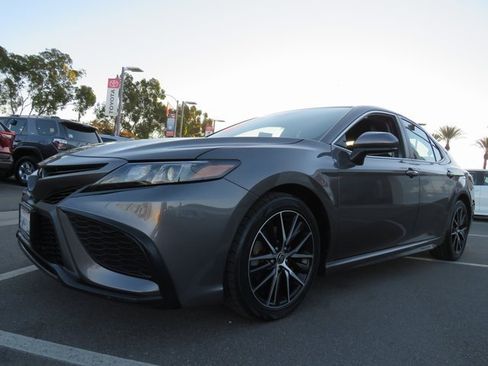 Certified 2021 Toyota Camry SE image 3