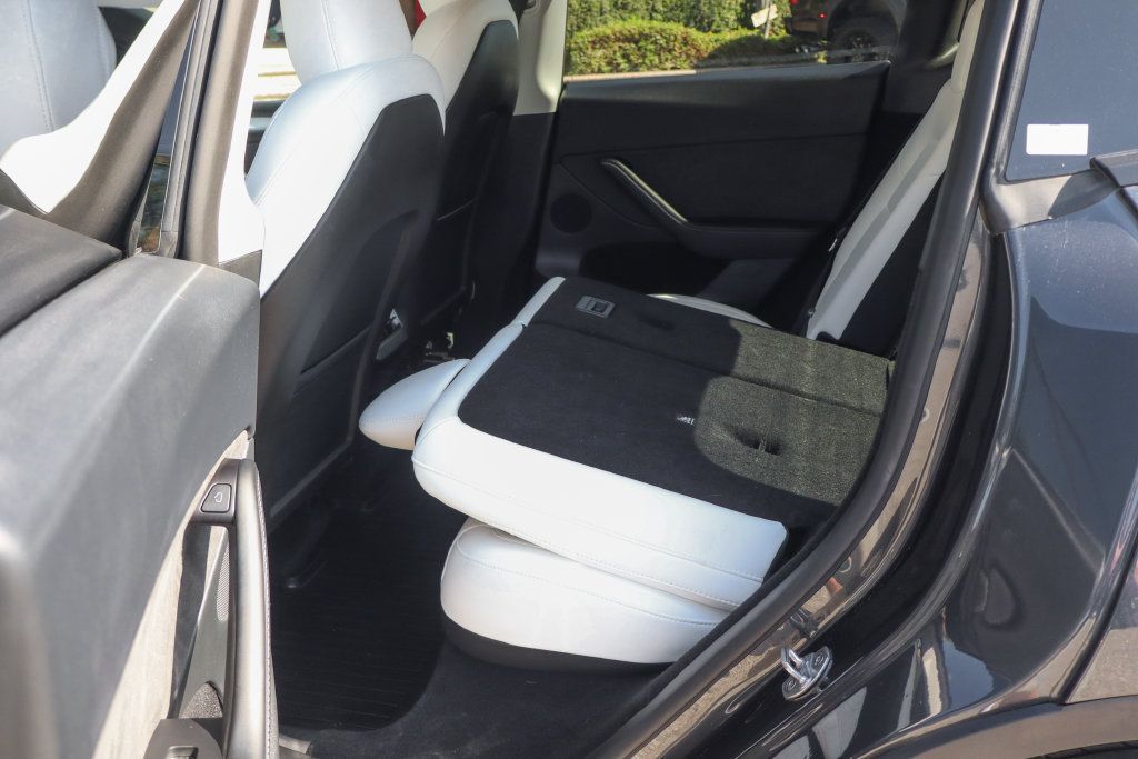 Used 2025 Tesla Model Y Long Range RWD image 30