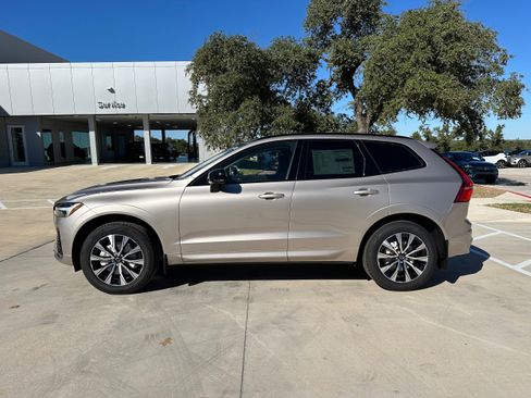 Used 2025 Volvo XC60 B5 Core w/ Protection Package Premier image 3