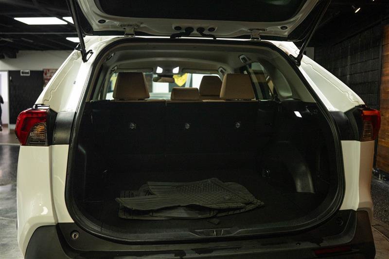 Used 2022 Toyota RAV4 LE AWD/4WD image 7