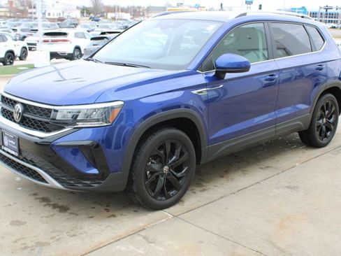 Certified 2023 Volkswagen Taos SE w/ Panoramic Sunroof Package image 3