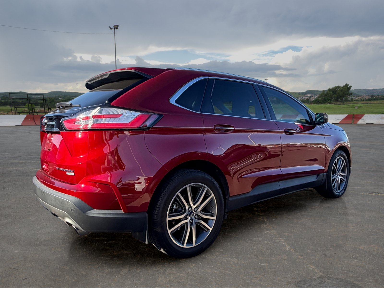 Used 2019 Ford Edge Titanium FWD image 3