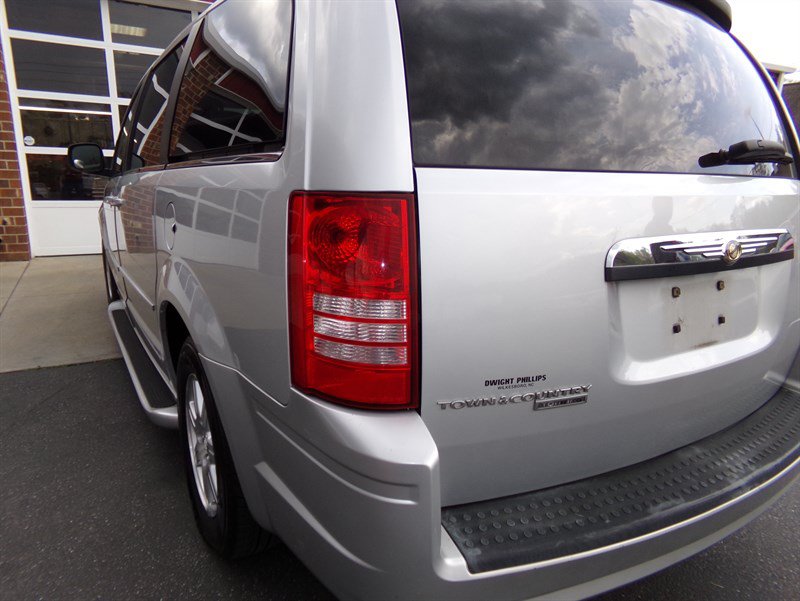 Used 2008 Chrysler Town & Country Touring FWD image 9