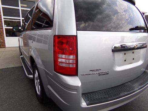 Used 2008 Chrysler Town & Country Touring FWD image 9