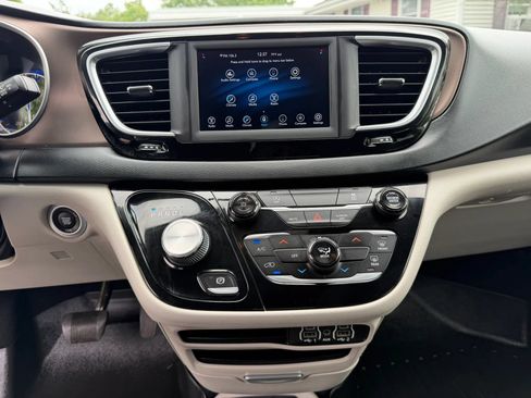 Used 2021 Chrysler Voyager L FWD image 25