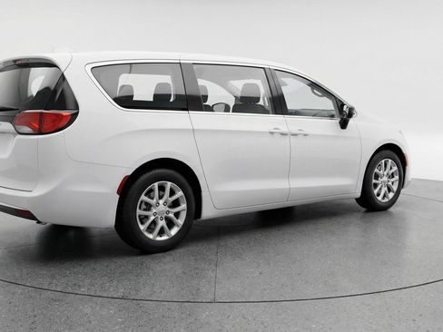 Used 2024 Chrysler Voyager LX image 9