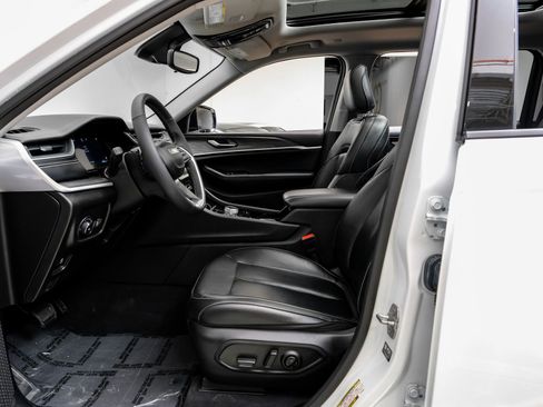 Used 2023 Jeep Grand Cherokee L Limited image 4