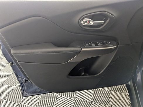 Used 2020 Jeep Cherokee Latitude image 10