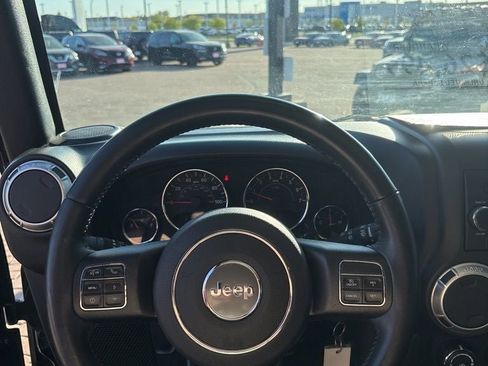 Used 2017 Jeep Wrangler Unlimited Sahara w/ Connectivity Group AWD/4WD image 14