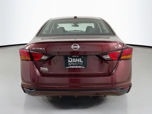 Used 2024 Nissan Altima 2.5 SV FWD image 12